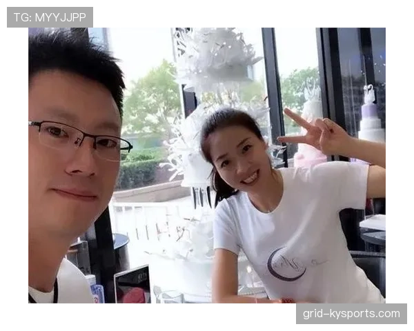 魏秋月训练间背着名牌包去买早点，摊主一脸追星样